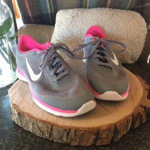 Nike In Season Trainer 5 running shoes grey pink